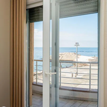 Beachfront 2Br Apartment Panoramic Sea View Office *