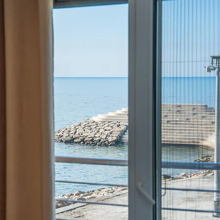 Beachfront 2Br Apartment Panoramic Sea View Office *