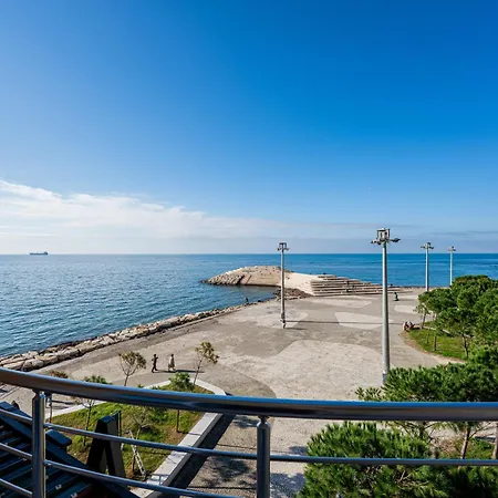 Beachfront 2Br Apartment Panoramic Sea View Office